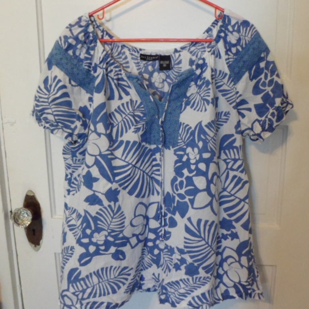 Bay Studio Woman Tropical Peasant Shirt Blue/White